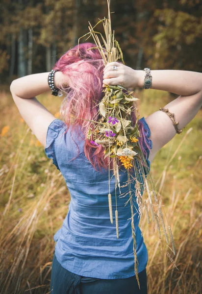 Schöne Frauenhände mit sommerlichem Wildblumenstrauß — Stockfoto