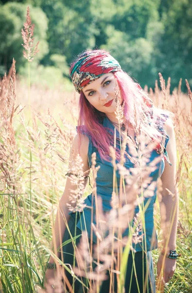 Beautiful woman in boho style enjoy sunlight — Stock Photo, Image