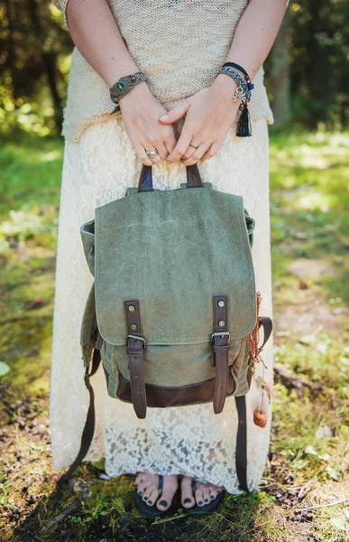 Mulher bonita estilo boho com mochila de lona no prado de verão — Fotografia de Stock