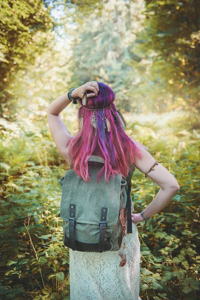 Frau mit Leinenrucksack. Vorlage gefälscht — Stockfoto