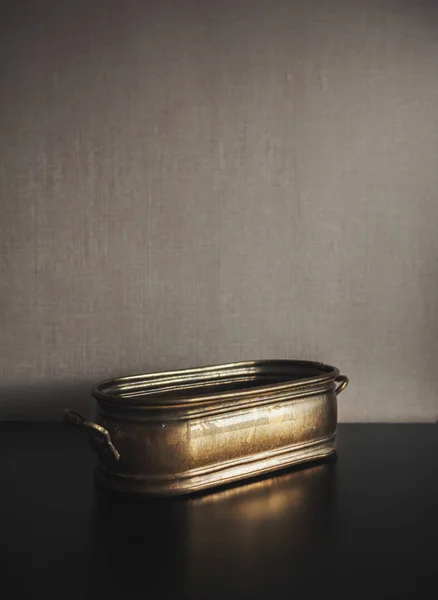 Винтажная брезентовая металлическая чаша на темном фоне — стоковое фото