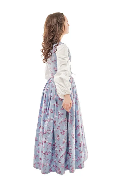 Jonge mooie vrouw in lange middeleeuwse jurk lopen geïsoleerd — Stockfoto