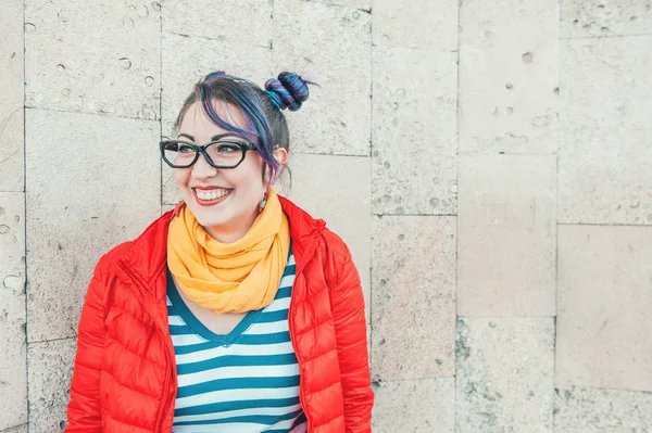 Щаслива красива жінка-хіпстер з барвистим сміхом для волосся — стокове фото
