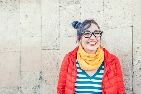 Feliz hermosa mujer hipster de moda con risa de pelo colorido — Foto de Stock