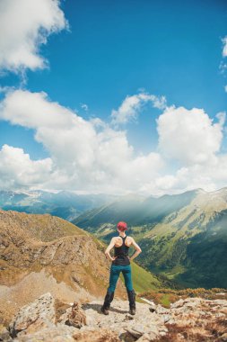 Kadın uzun yürüyüşe çıkan kimse dağın ayakta. Geri poz