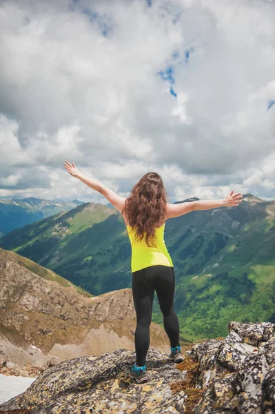 Wanderin steht auf dem Gipfel des Berges — Stockfoto