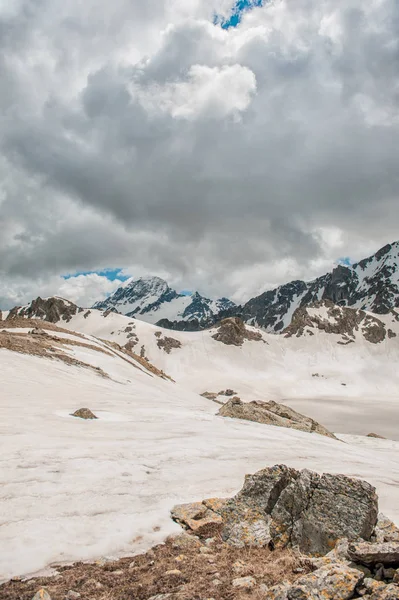 Paisaje sombrío de montaña con nieve y cielo — Foto de Stock
