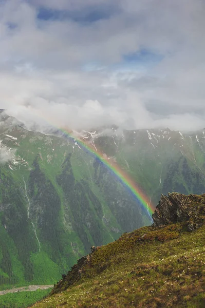 Krásná horská krajina s rainbow — Stock fotografie