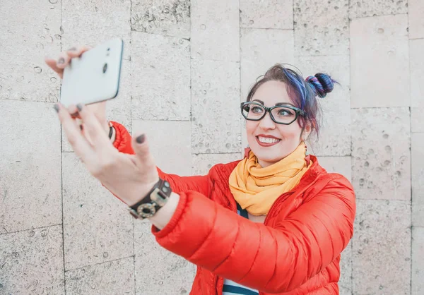 Moda mulher hipster com cabelo colorido tirar foto de herse — Fotografia de Stock