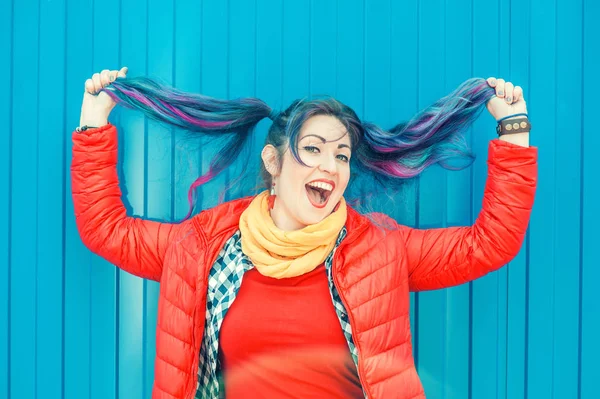 Gyönyörű fiatal divat azzal színes haj, hipster nő — Stock Fotó