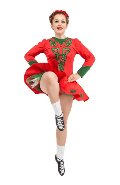 Mulher bonita em vestido vermelho para dança irlandesa salto isolado — Fotografia de Stock