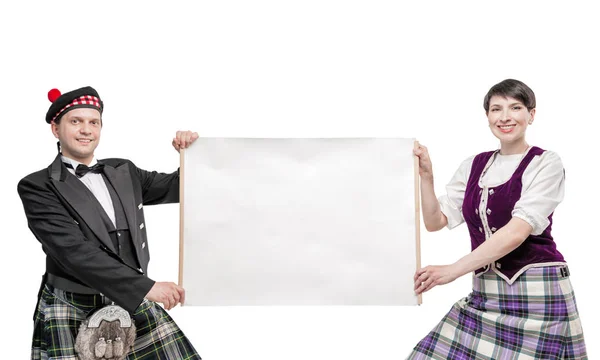 Пара танцоров шотландского танца с пустым баннером — стоковое фото