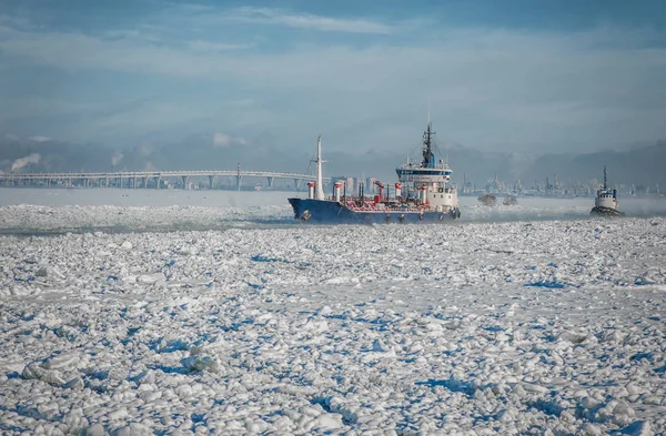 Nave che attraversa il mare ghiacciato. Passerella invernale — Foto Stock