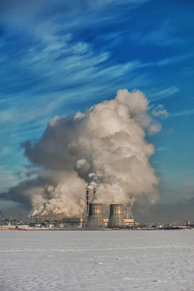 Emisión de humos de tuberías industriales. Protección del medio ambiente —  Fotos de Stock