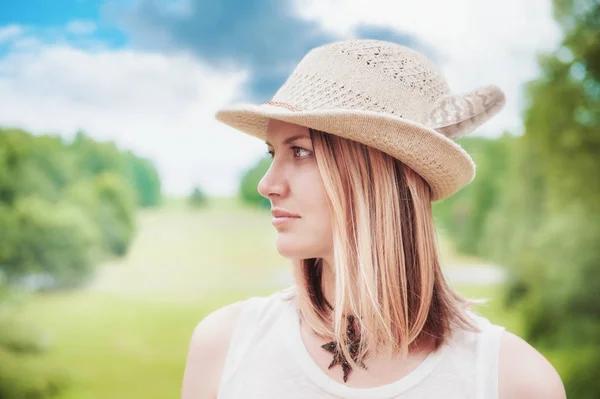 Portrait de belle femme en chapeau avec plume — Photo