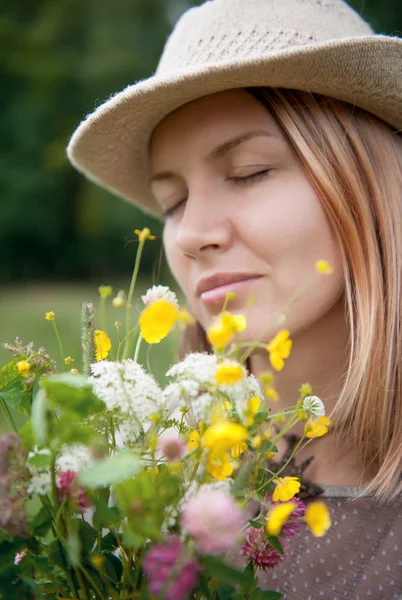 Retrato de mujer hermosa con ramo de flores de verano — Foto de Stock