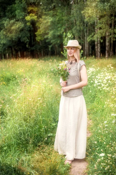 Porträt einer schönen Frau mit sommerlichem Blumenstrauß — Stockfoto