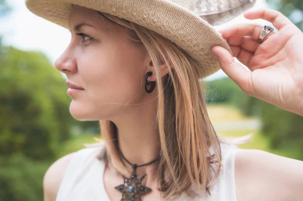 Vacker kvinna stående i hatt med fjäder — Stockfoto