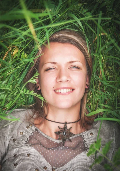 Feliz hermosa mujer acostada en la hierba —  Fotos de Stock