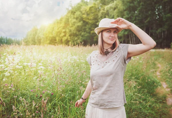 Mujer hermosa despreocupada disfrutando de la luz del sol en el prado — Foto de Stock