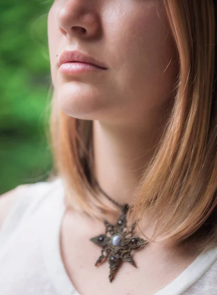彼女の首にネックレスを持つ美しい女性の肖像画 — ストック写真