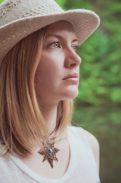 Portret pięknej kobiety w kapeluszu odkryty — Zdjęcie stockowe