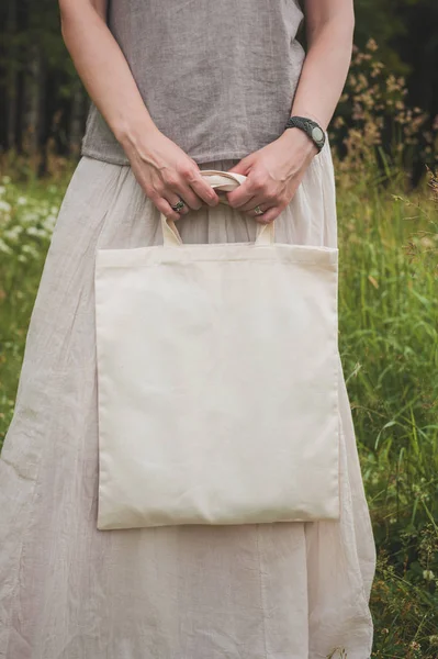Woman holding empty linen bag. Template mock up — Stock Photo, Image