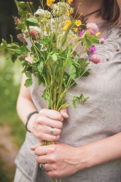 Mãos de mulher com flores de prado buquê no verão — Fotografia de Stock