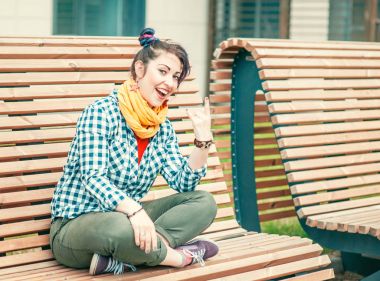 Renkli saçlı güzel moda hipster kadın
