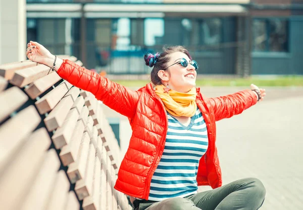 Giovane bella moda hipster donna con i capelli colorati — Foto Stock