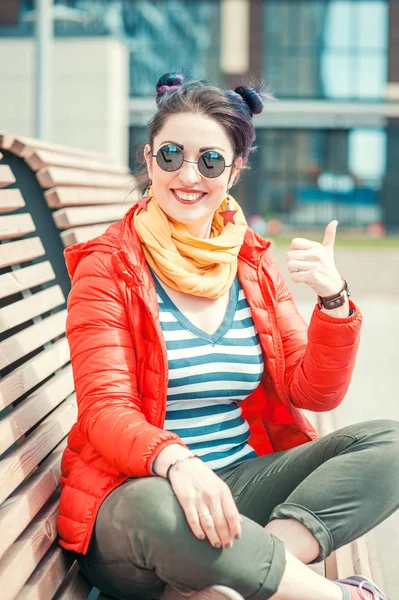 Fashion hipster woman with colorful hair showing thumbs up — Stock Photo, Image