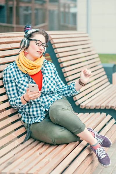 Mooie mode hipster vrouw luisteren muziek — Stockfoto