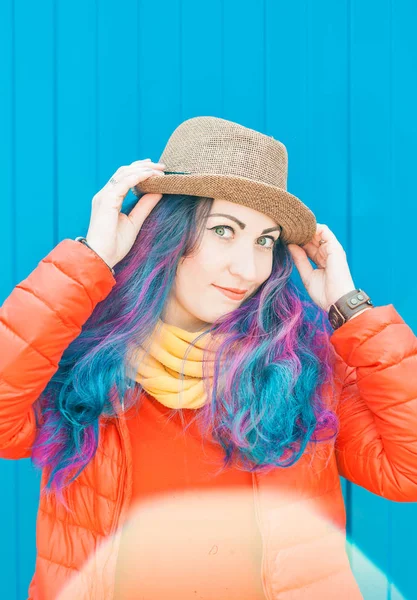 Мода хіпстер жінка з барвистим волоссям розважається — стокове фото