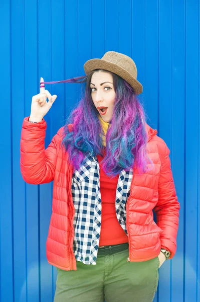 Moda mujer hipster con pelo colorido divertirse —  Fotos de Stock