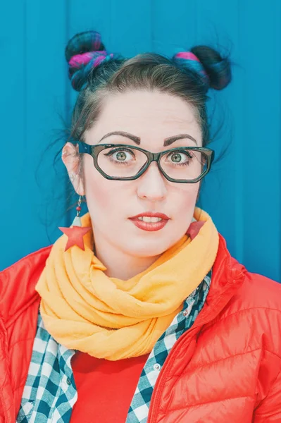 Surpris belle femme hipster mode avec des cheveux colorés — Photo