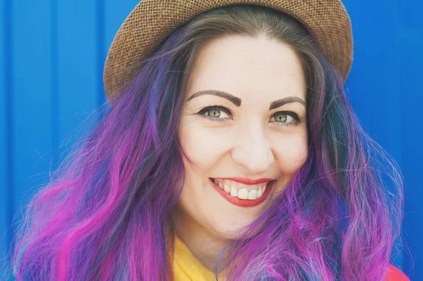 Moda hipster donna con i capelli colorati divertirsi — Foto Stock