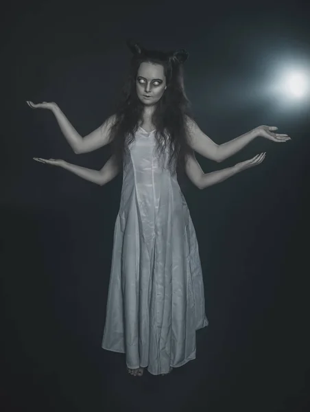 Fruktansvärda spöke med fyra händer på mörk — Stockfoto
