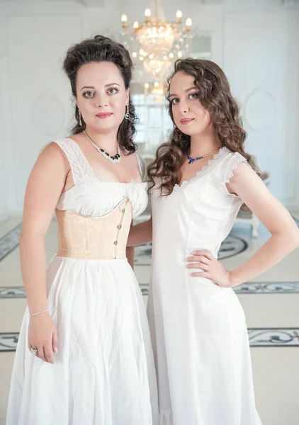 Twee mooie vrouwen in ouderwetse neglige — Stockfoto