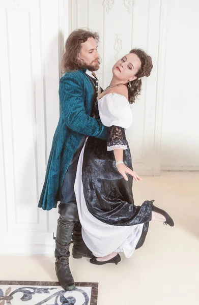 Güzel çift kadın ve adam ortaçağ giysileri — Stok fotoğraf
