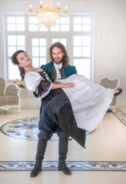 Adam elindeki güzel kadın tespit Ortaçağ kostüm