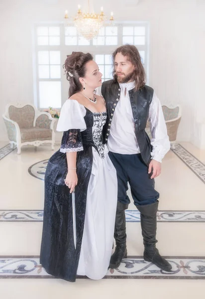 Hermosa pareja mujer y hombre en ropa medieval —  Fotos de Stock