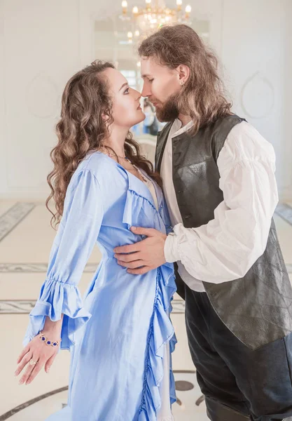 Schönes leidenschaftliches Paar Frau und Mann in mittelalterlichen Gewändern — Stockfoto