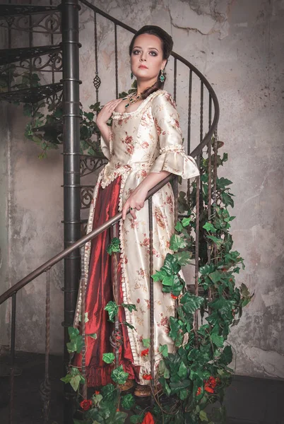 Mulher bonita em vestido medieval histórico velho — Fotografia de Stock