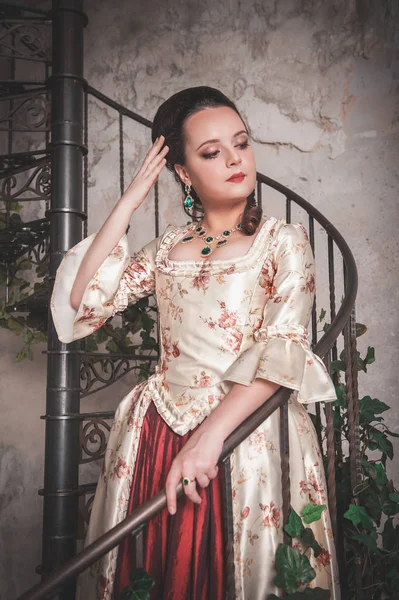 Vacker kvinna i gamla historiska medeltida klänning — Stockfoto