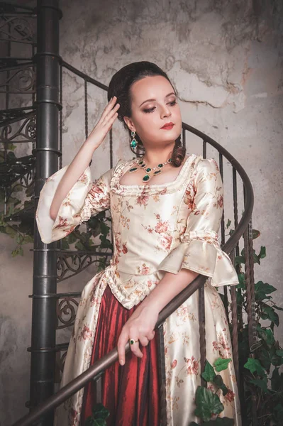 Hermosa mujer en viejo vestido medieval histórico — Foto de Stock