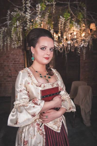 Красивая женщина в историческом средневековом платье с книгой — стоковое фото