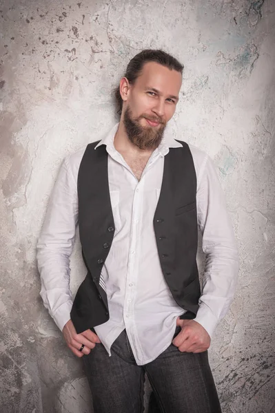 Retrato de un hombre guapo con barba —  Fotos de Stock