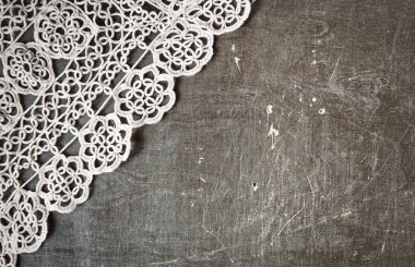 Eski ahşap üzerine dantel masa örtüsü ile antika arka plan
