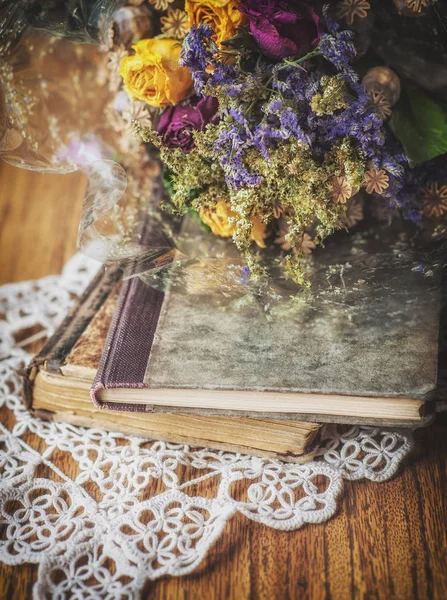 Stilleven met oude boeken, droge boeket en kantpatroon op hout — Stockfoto