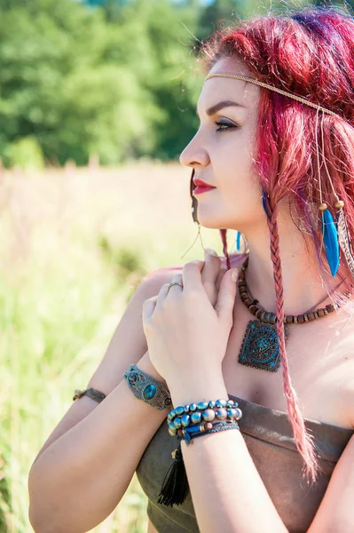 Hermosa mujer en estilo boho sobre fondo de verano — Foto de Stock